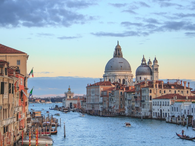 Complete Travel Guide: Venice, Italy with Live Deals